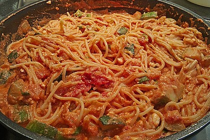 Pasta mit Schafskäse-Tomaten-Sauce